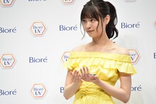 フォトセッションを終え、日焼け止めを手のひらの上に乗せる西野七瀬（乃木坂46）。