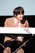 ピアノを弾く知念侑李。