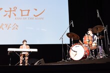 「Moanin」をセッションする知念侑李（左）と中川大志（右）。