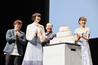 知念と中川のサプライズ演奏に喜ぶ小松菜奈（左から2人目）。