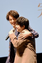 セッションを終え、互いを称える中川大志（左）と知念侑李（右）。