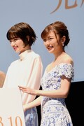 左から小松菜奈、真野恵里菜。