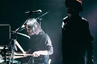 左から菅沼雄太（Dr, Cho）、西内徹（Sax, Flute / Reggae Disco Rockers、川上つよしと彼のムードメイカーズ）。 （撮影：三田村亮）