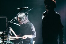 左から菅沼雄太（Dr, Cho）、西内徹（Sax, Flute / Reggae Disco Rockers、川上つよしと彼のムードメイカーズ）。 （撮影：三田村亮）