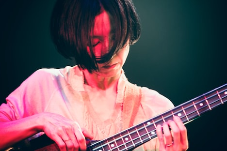 AYA(B, Cho / OOIOO) (撮影:三田村亮)