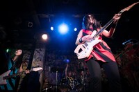 少年ナイフの大阪・FANDANGO公演の様子。（撮影：オオタトモコ）