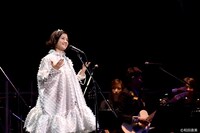 原田知世「原田知世 35周年アニバーサリー・ツアー“音楽と私”2017」東京・Bunkamuraオーチャードホール公演の様子。（撮影：和田直美）
