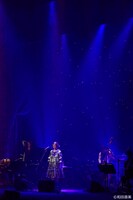 「原田知世 35周年アニバーサリー・ツアー“音楽と私”」の様子。