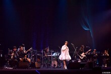 「原田知世 35周年アニバーサリー・ツアー“音楽と私”」の様子。