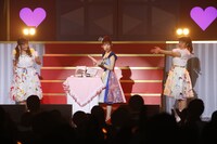 松坂牛を受け取り喜ぶ楠田亜衣奈。（撮影：佐藤薫）