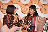 即興で歌とアコーディオンを披露するチャラン・ポ・ランタン。