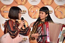 即興で歌とアコーディオンを披露するチャラン・ポ・ランタン。