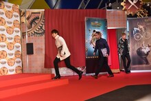 レッドカーペットを歩く黒木啓司、NESMITH、SHOKICHI。