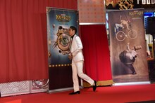 レッドカーペットを歩くAKIRA。