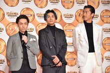 左からTETSUYA、橘ケンチ、AKIRA。