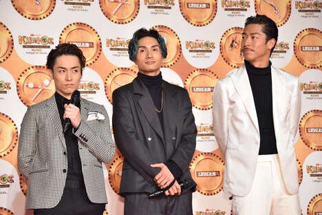 左からTETSUYA、橘ケンチ、AKIRA。