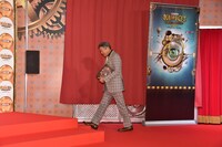 レッドカーペットを歩く小倉智昭。