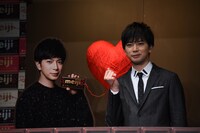 赤い糸でつながれた松本潤（嵐）と松本潤（嵐）。