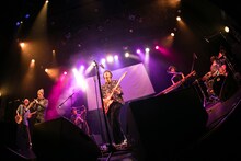 PELICAN FANCLUBと飯野桃子（テスラは泣かない。）。（撮影：伊藤惇）