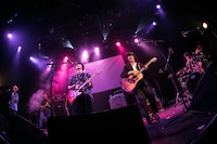 PELICAN FANCLUBと井上竜馬（SHE'S）（撮影：伊藤惇）