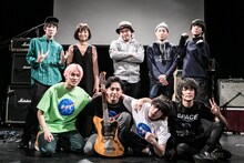 PELICAN FANCLUBとゲストの集合写真。（撮影：伊藤惇）