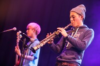 左からカミヤマリョウタツ（B）、βk。（撮影：伊藤惇）