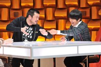 左から竹原ピストル、バカリズム。(c)NTV