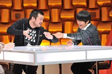 左から竹原ピストル、バカリズム。(c)NTV