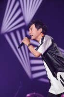 「Amuse Fes in MAKUHARI 2017 -rediscover-」より岡野昭仁（ポルノグラフィティ）。