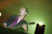 「Amuse Fes in MAKUHARI 2017 -rediscover-」より新藤晴一（ポルノグラフィティ）。