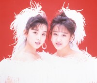 5thシングル「淋しい熱帯魚」を発表した1989年当時のWink。左から鈴木早知子、相田翔子。