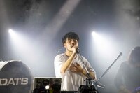 杉本亘（Vo, Syn）（Photo by Kosuke）