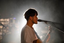 杉本亘（Vo, Syn）（Photo by Kosuke）