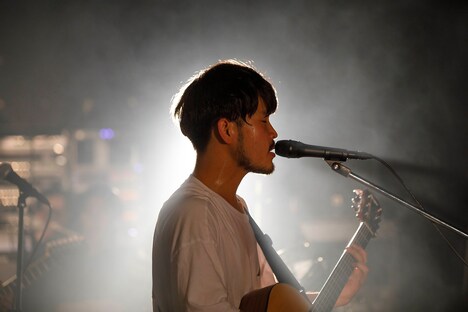 杉本亘（Vo, Syn）（Photo by Kosuke）
