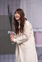 バットの持ち方を訂正され照れるかれん。