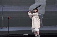 バットを構えるかれん。