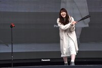 バットを振りぬいたかれん。