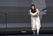 バットを振りぬいたかれん。