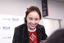 記者にロッテ「ガーナチョコレート」を配る百田夏菜子。