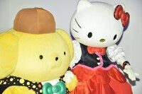 ポムポムプリン（左）を誘導するハローキティ（右）。