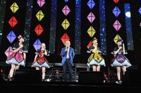 ももいろクローバーZと小林克也。（写真提供：ニッポン放送）