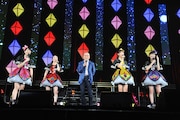 ももいろクローバーZと小林克也。(写真提供:ニッポン放送)
