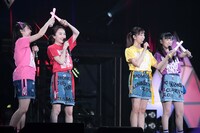 ペンライトで10を意味する“X”を作る、今年結成10周年を迎えるももいろクローバーZ。（写真提供：ニッポン放送）