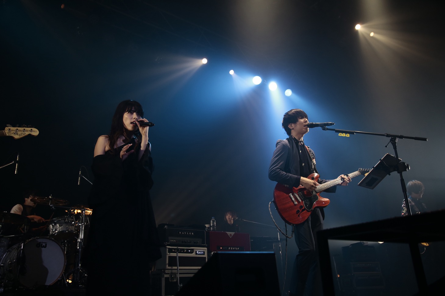 左からREIS（Vo / DADARAY）、川谷絵音（Vo, G / indigo la End）。