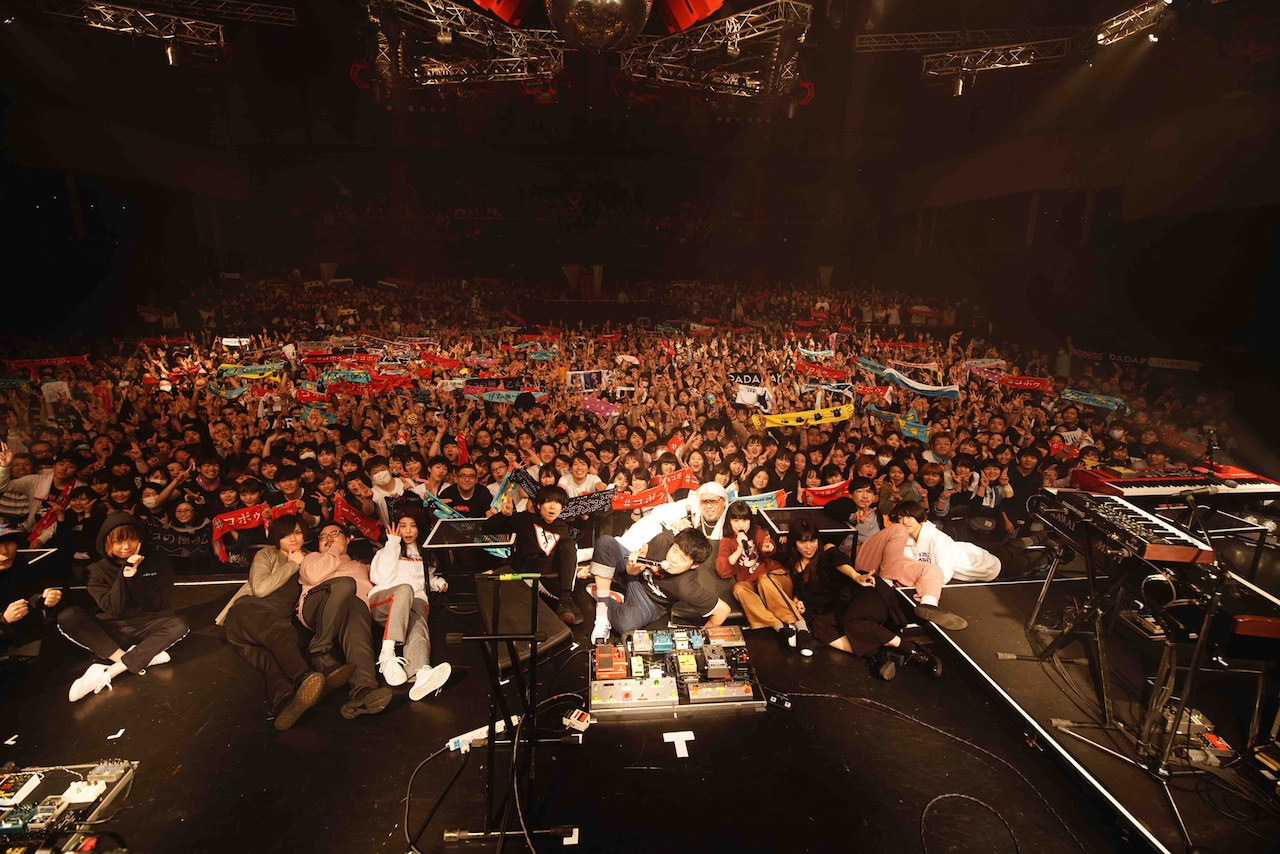 ゲスの極み乙女。「戦ってしまうよ」レコ発で小籔＆くっきーとコラボ