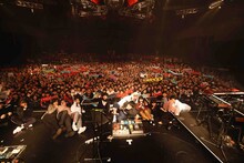 「ゲスの極み乙女。久しくシングル出してなかったから何かシングル出す時の感覚忘れちゃったし、ワンマンするのも何だから仲間を呼んだぜ！あんまライブ無いから来てくれよな！PARTY」終演後の集合写真。