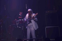 ドラムを演奏する小籔千豊とベースを演奏するくっきー（野性爆弾）。