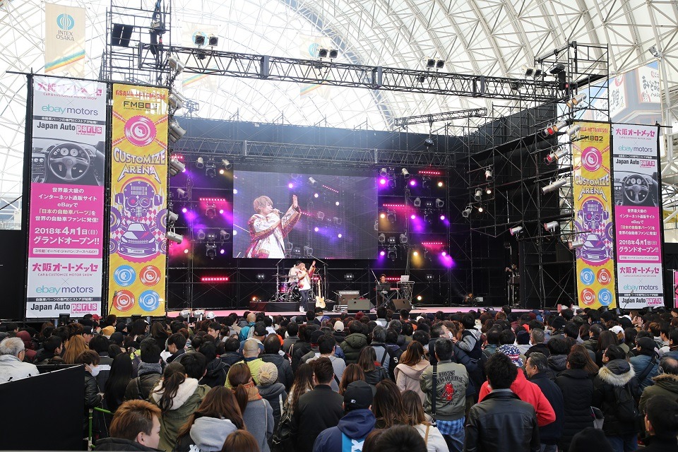 本日2月11日に大阪・インテックス大阪で行われた「大阪オートメッセ2018」でのライブの様子。（写真提供：大阪オートメッセ2018）