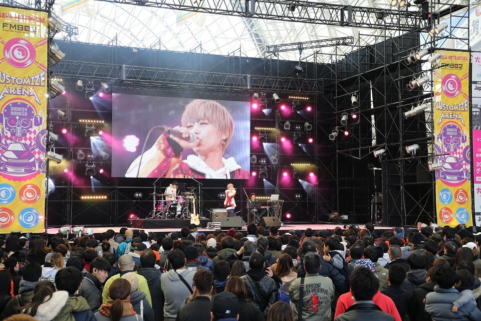 本日2月11日に大阪・インテックス大阪で行われた「大阪オートメッセ2018」でのライブの様子。（写真提供：大阪オートメッセ2018）