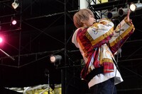 本日2月11日に大阪・インテックス大阪で行われた「大阪オートメッセ2018」でのライブの様子。（写真提供：大阪オートメッセ2018）